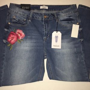 NWT Kensie Jeans embroidered floral cropped Sz 10